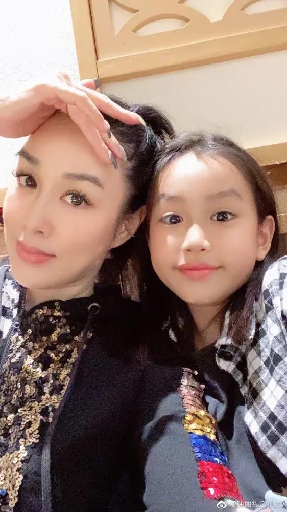 50岁钟丽缇母女卖萌合影宛如姐妹 10岁考拉长成大姑娘气质出众