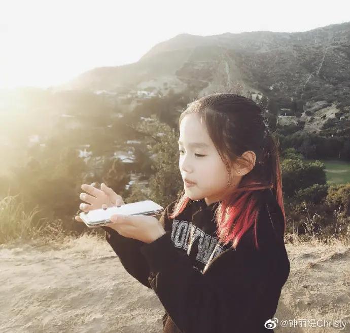 50岁钟丽缇母女卖萌合影宛如姐妹 10岁考拉长成大姑娘气质出众