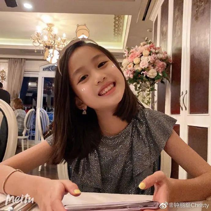 50岁钟丽缇母女卖萌合影宛如姐妹 10岁考拉长成大姑娘气质出众