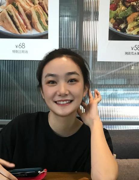 孙俪妹妹在线吃瓜 回应姐夫邓超热搜 不忘晒红唇美甲撞脸易烊千玺
