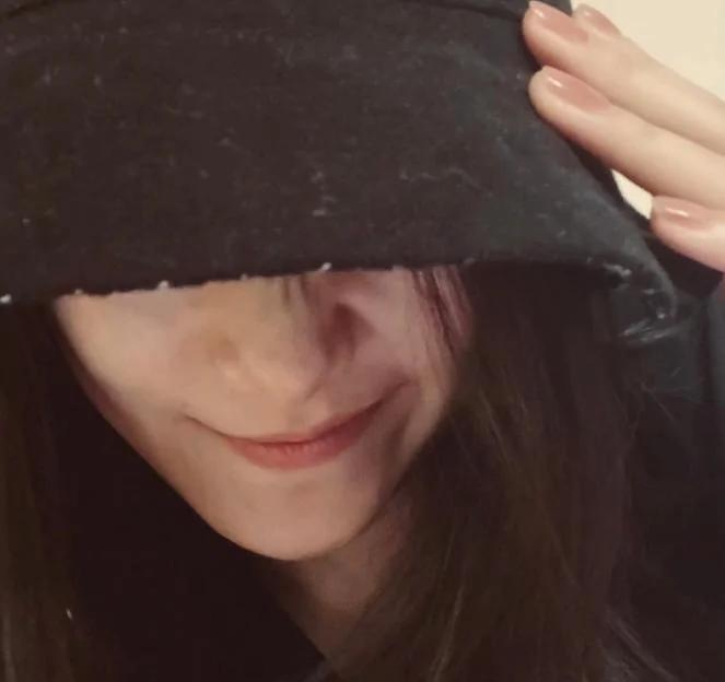 孙俪妹妹在线吃瓜 回应姐夫邓超热搜 不忘晒红唇美甲撞脸易烊千玺