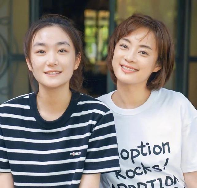 孙俪妹妹在线吃瓜 回应姐夫邓超热搜 不忘晒红唇美甲撞脸易烊千玺