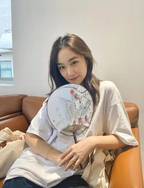 孙俪妹妹在线吃瓜 回应姐夫邓超热搜 不忘晒红唇美甲撞脸易烊千玺