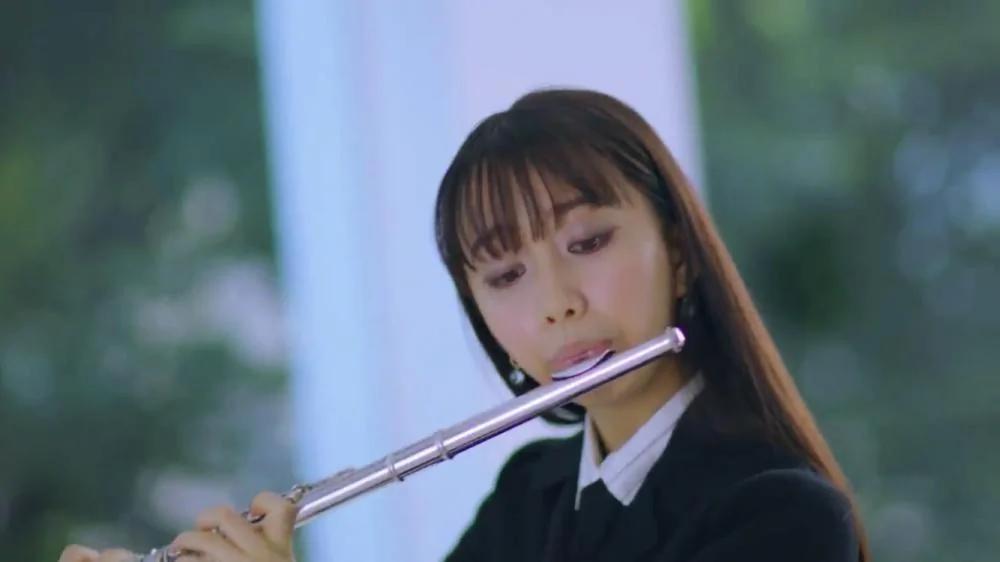 木村拓哉19岁长女心美登光希出道杂志 演奏自作曲展才华 摆拍功力显青涩