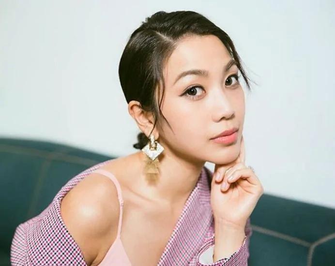 姜大卫25岁儿子近照帅气 与秦沛女儿同框演唱 两堂姐弟感情好