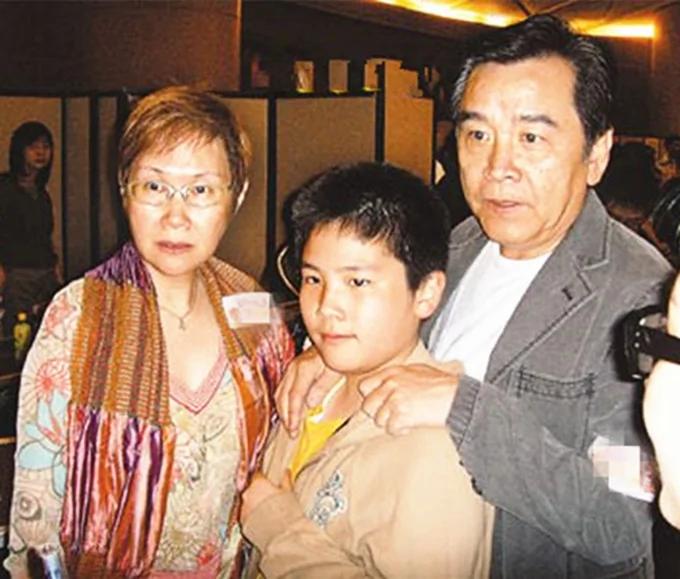 姜大卫25岁儿子近照帅气 与秦沛女儿同框演唱 两堂姐弟感情好