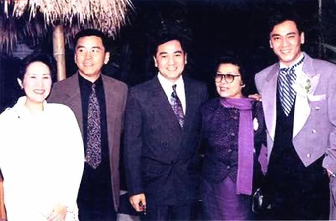 姜大卫25岁儿子近照帅气 与秦沛女儿同框演唱 两堂姐弟感情好