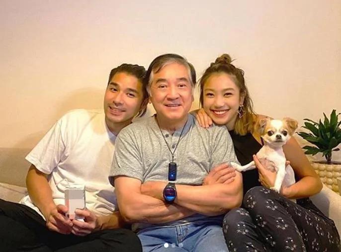 姜大卫25岁儿子近照帅气 与秦沛女儿同框演唱 两堂姐弟感情好