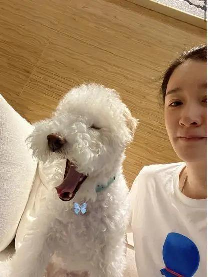 脱下中老年扮相后 44岁李小冉晒素颜照 皮肤白皙状态清新可人