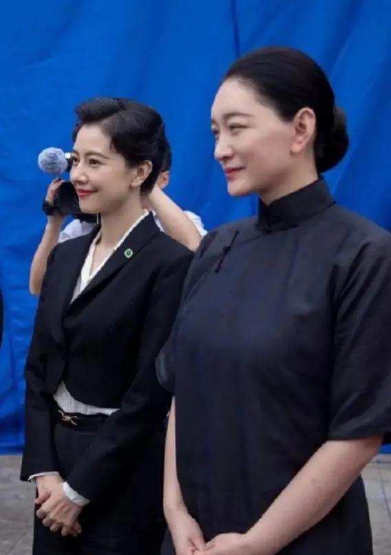 脱下中老年扮相后 44岁李小冉晒素颜照 皮肤白皙状态清新可人