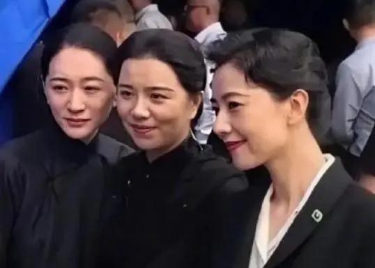 脱下中老年扮相后 44岁李小冉晒素颜照 皮肤白皙状态清新可人
