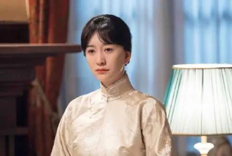 脱下中老年扮相后 44岁李小冉晒素颜照 皮肤白皙状态清新可人