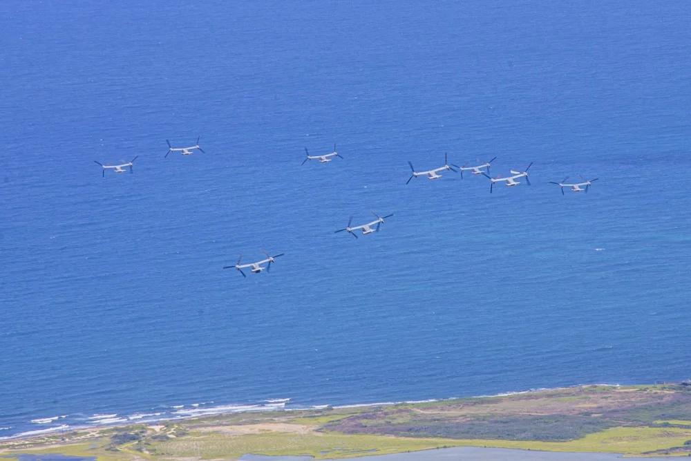 美軍大象漫步 幾十架魚鷹密密麻麻排隊起飛
