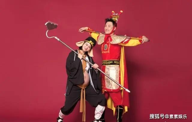 林峰官宣当爸:晒夫妻搞笑合影照 用6个字表明爱家决心