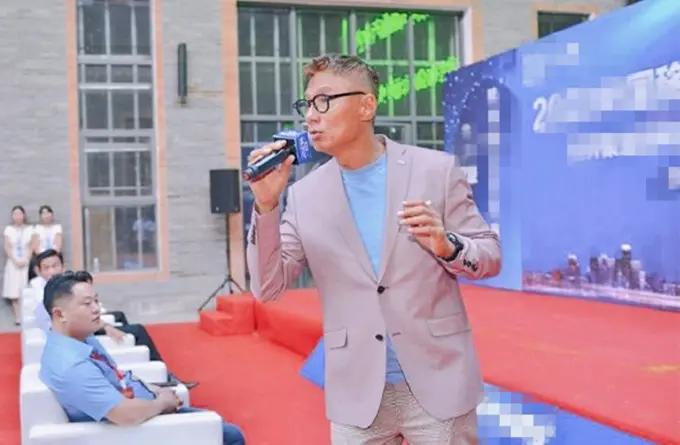 59岁林俊贤跑商演身材消瘦 为复出染黑发 曾自曝患病不能染发