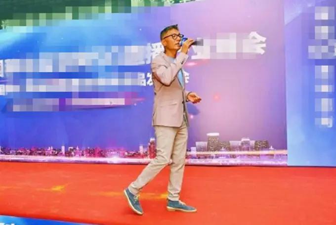 59岁林俊贤跑商演身材消瘦 为复出染黑发 曾自曝患病不能染发