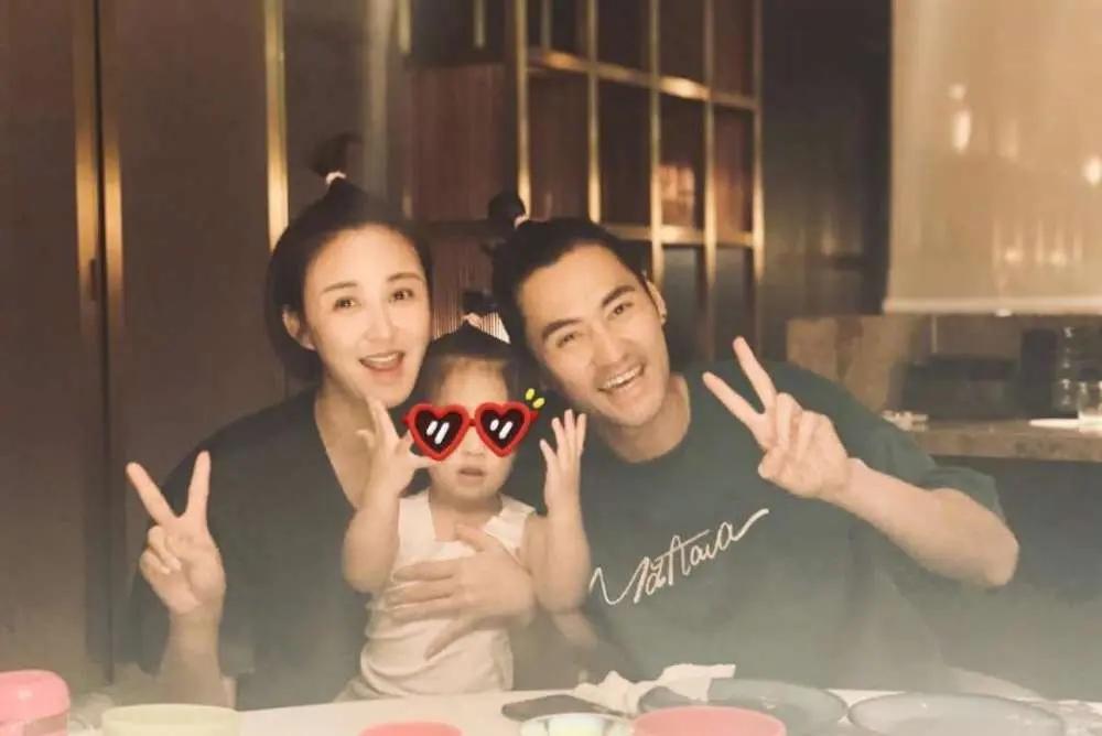 张歆艺深夜送节日祝福 晒一家三口合影照 带着儿子给门卫送礼物超暖心