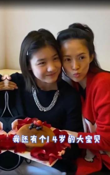 章子怡晒照分享人生历程 晒全家福温馨有爱 小儿子胖嘟嘟太可爱