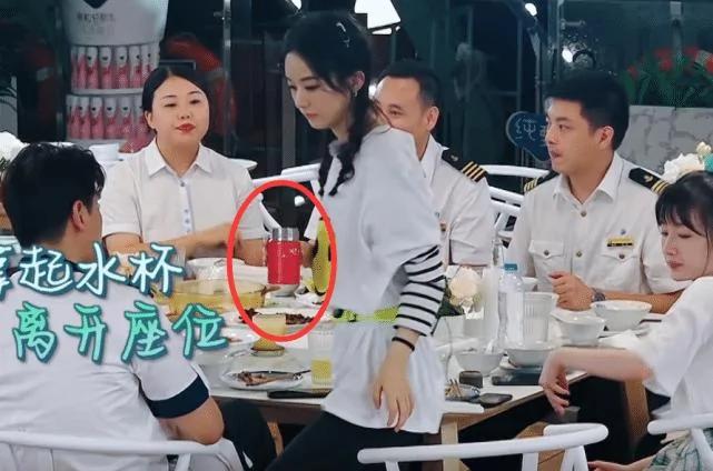 杨幂太忙累出病?扎针灸不忘晒照调侃 赵丽颖同样中药杯不离手!