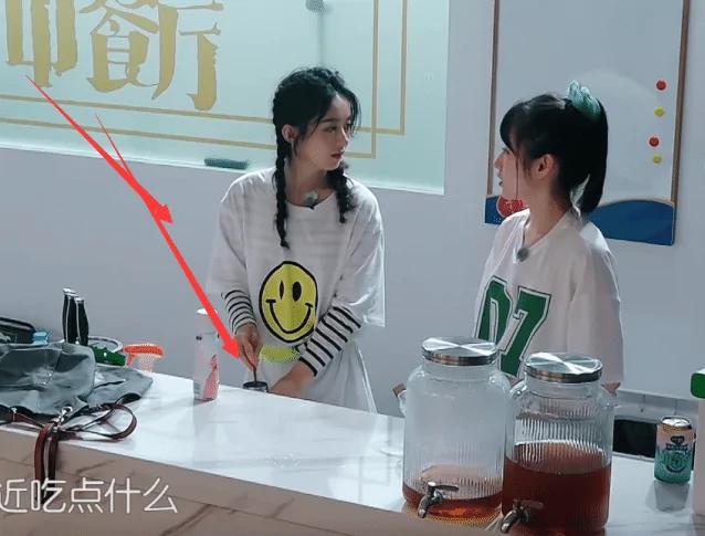 杨幂太忙累出病?扎针灸不忘晒照调侃 赵丽颖同样中药杯不离手!