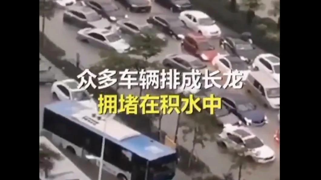 深圳暴雨發生內澇 節日出行車輛排成長龍被淹