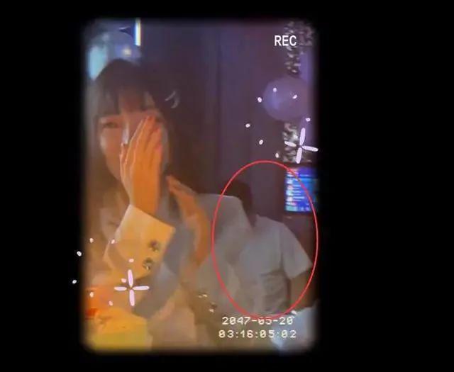 李小璐庆生派对与闺蜜相拥哭泣 身后神秘男抢镜