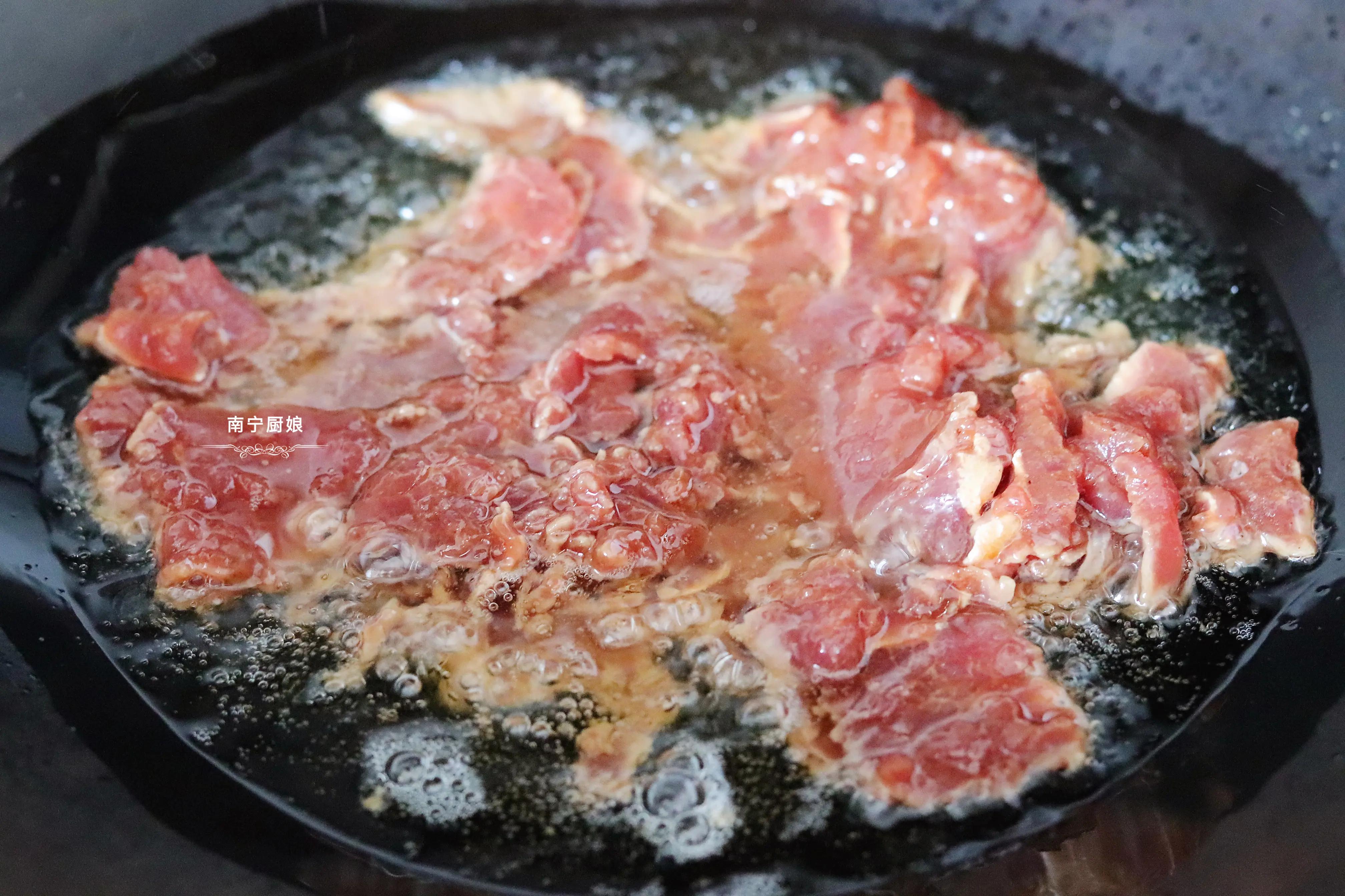 炒牛肉時 第一步下鍋就錯了 教你正確做法 炒出來嫩滑還不沾鍋