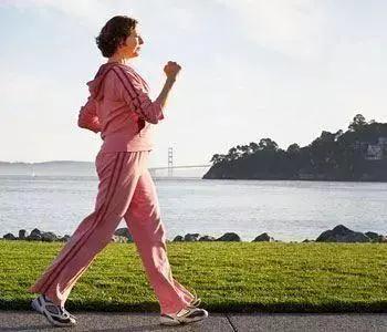 快走一小時和慢跑一小時 哪種方式更適合60歲以上中老年人？