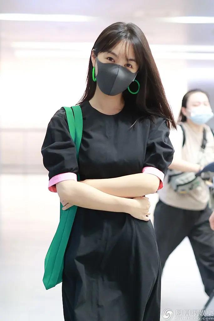 李菲儿戴鲜绿大耳环气质温柔 抱臂“歪头杀”俏皮可爱