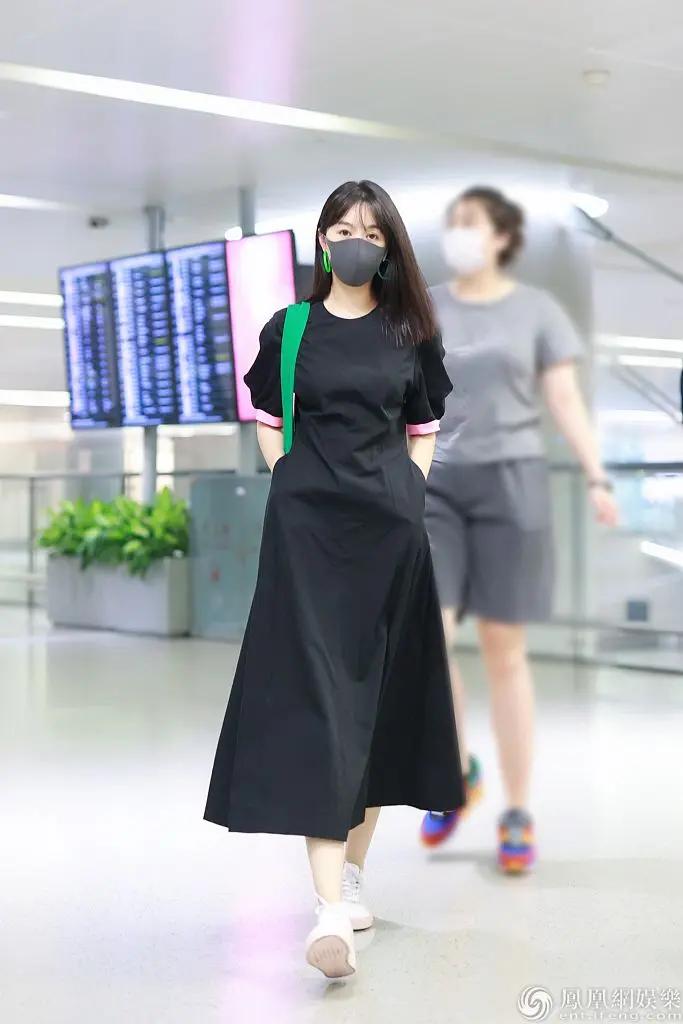 李菲儿戴鲜绿大耳环气质温柔 抱臂“歪头杀”俏皮可爱