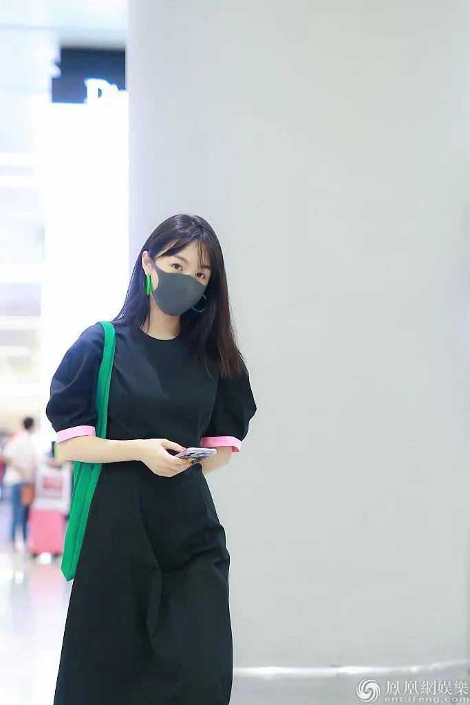 李菲儿戴鲜绿大耳环气质温柔 抱臂“歪头杀”俏皮可爱