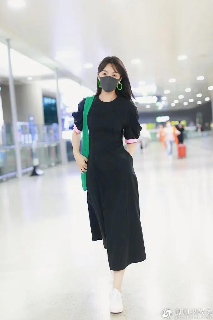 李菲儿戴鲜绿大耳环气质温柔 抱臂“歪头杀”俏皮可爱