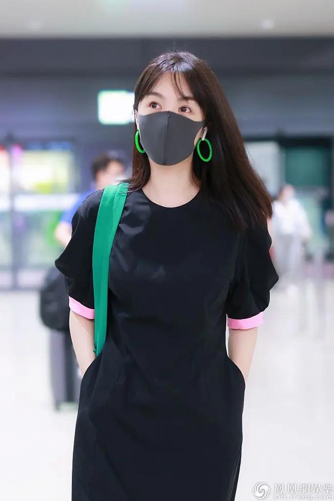 李菲儿戴鲜绿大耳环气质温柔 抱臂“歪头杀”俏皮可爱