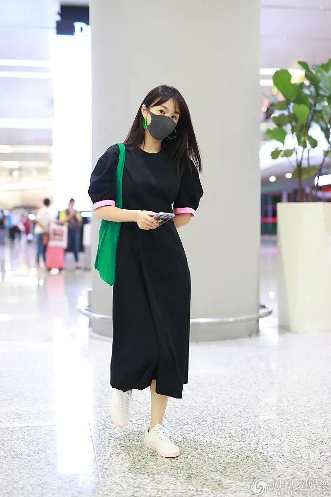 李菲儿戴鲜绿大耳环气质温柔 抱臂“歪头杀”俏皮可爱