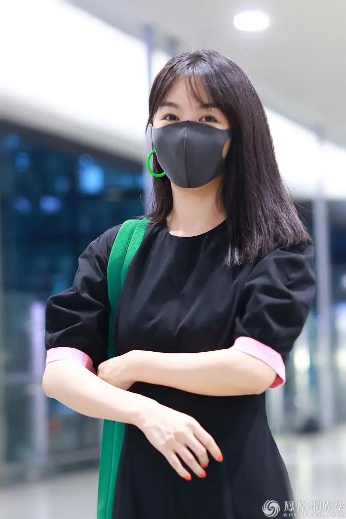 李菲儿戴鲜绿大耳环气质温柔 抱臂“歪头杀”俏皮可爱
