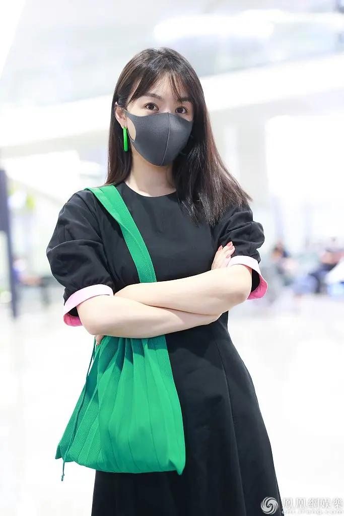 李菲儿戴鲜绿大耳环气质温柔 抱臂“歪头杀”俏皮可爱