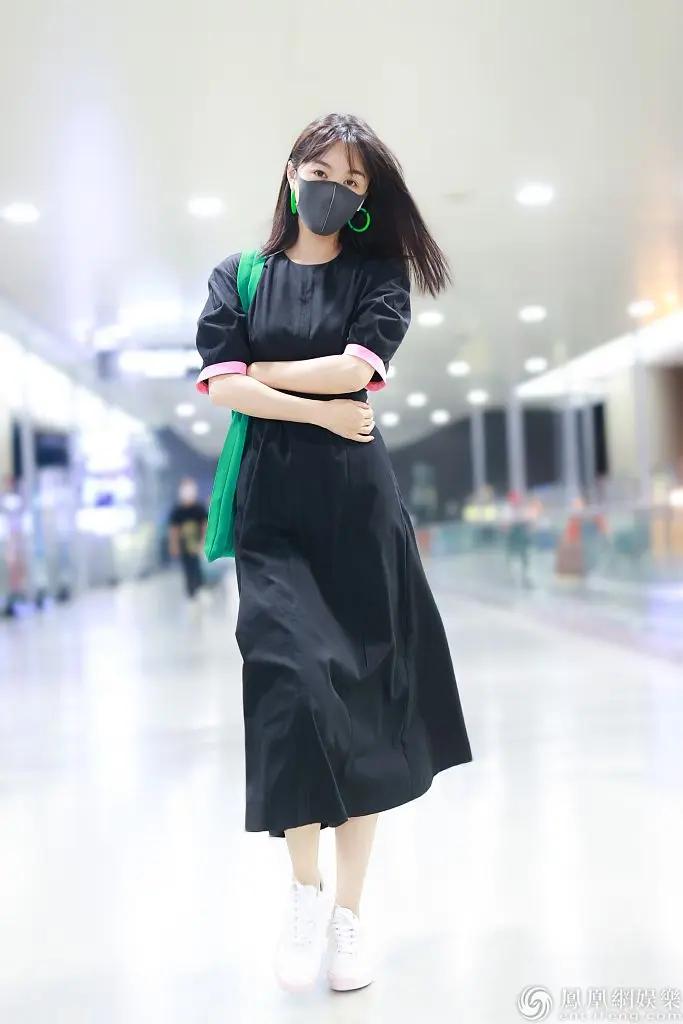 李菲儿戴鲜绿大耳环气质温柔 抱臂“歪头杀”俏皮可爱