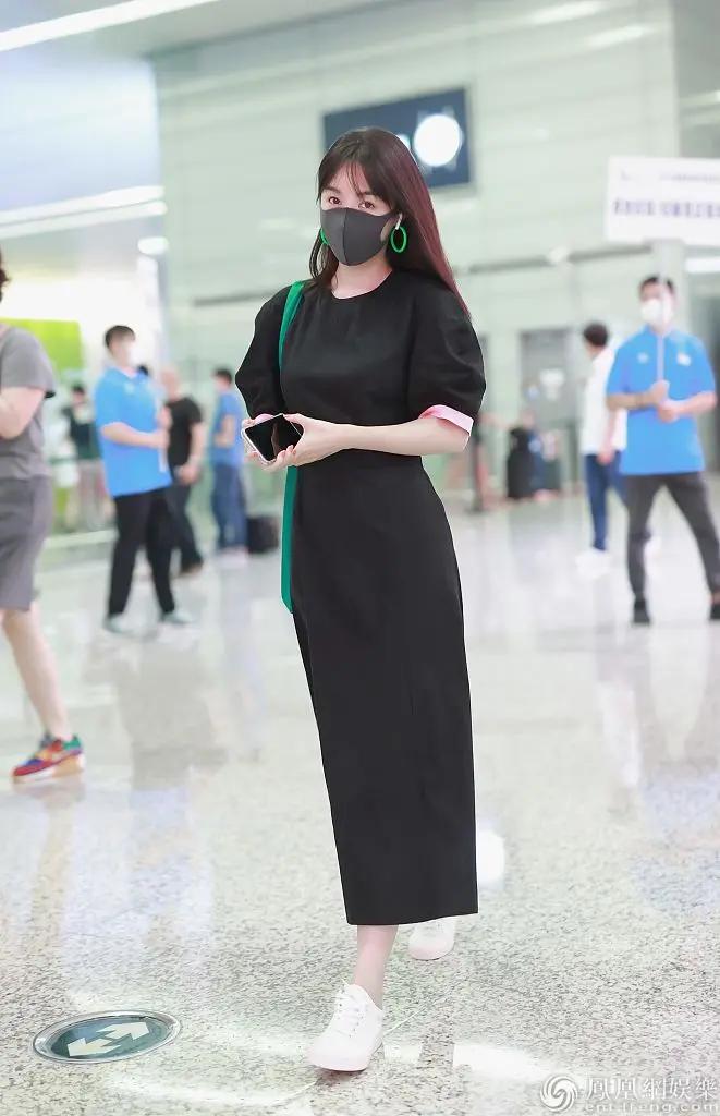 李菲儿戴鲜绿大耳环气质温柔 抱臂“歪头杀”俏皮可爱