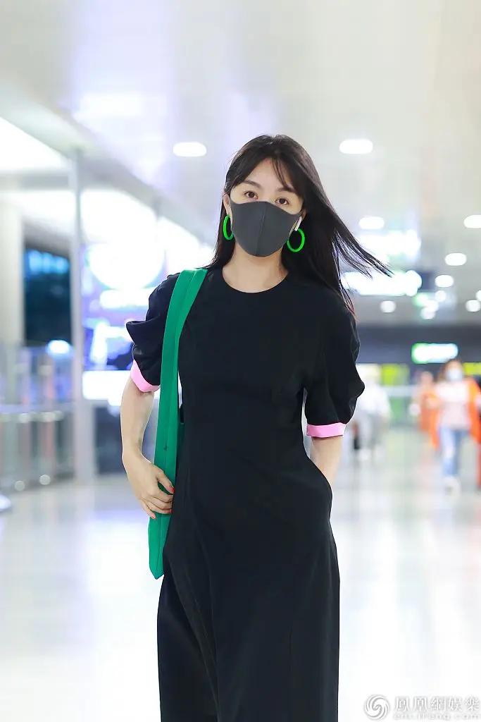 李菲儿戴鲜绿大耳环气质温柔 抱臂“歪头杀”俏皮可爱