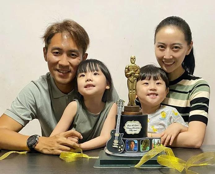 狄龙40岁儿子晒与爱妻合照 结婚5年零绯闻 顾家宠妻不输老爸