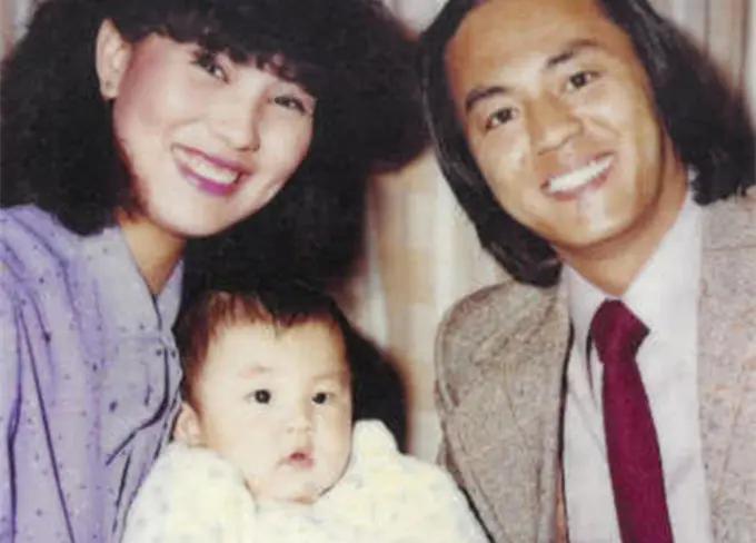 狄龙40岁儿子晒与爱妻合照 结婚5年零绯闻 顾家宠妻不输老爸