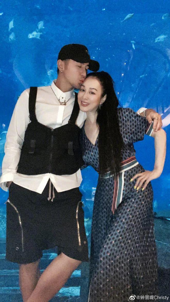 钟丽缇疑为备孕喝中药苦涩难咽 张伦硕拍视频调侃