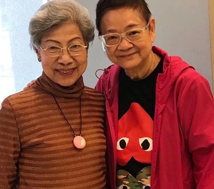 86岁老戏骨丁羽承认恋情后秀恩爱 与女友戴同款眼镜太有夫妻相