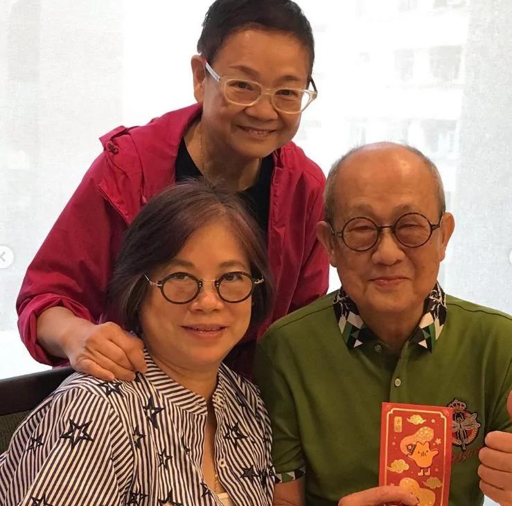 86岁老戏骨丁羽承认恋情后秀恩爱 与女友戴同款眼镜太有夫妻相