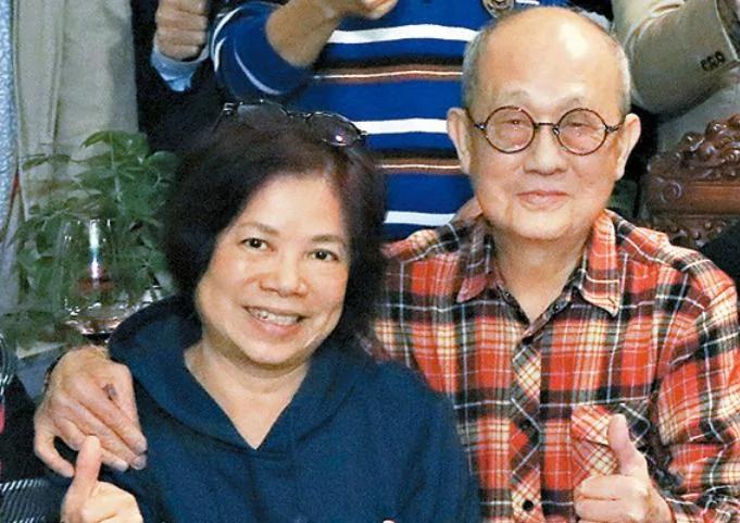 86岁老戏骨丁羽承认恋情后秀恩爱 与女友戴同款眼镜太有夫妻相