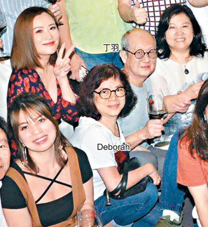 86岁老戏骨丁羽承认恋情后秀恩爱 与女友戴同款眼镜太有夫妻相