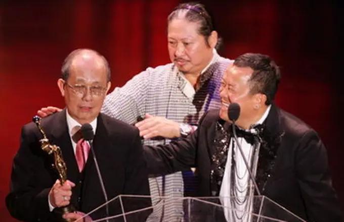 86岁老戏骨丁羽承认恋情后秀恩爱 与女友戴同款眼镜太有夫妻相