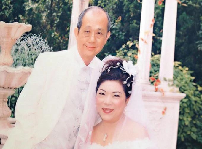 86岁老戏骨丁羽承认恋情后秀恩爱 与女友戴同款眼镜太有夫妻相