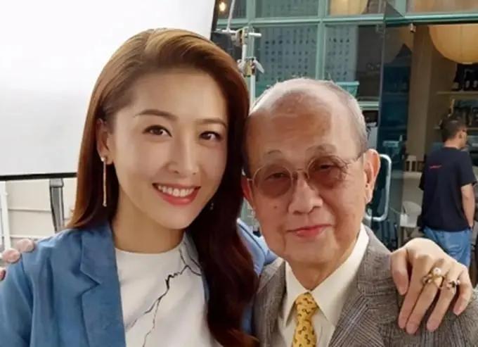 86岁老戏骨丁羽承认恋情后秀恩爱 与女友戴同款眼镜太有夫妻相
