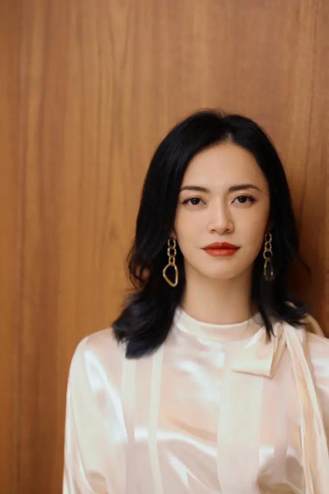 姚晨与儿子合照庆41岁生日 手捧蛋糕一脸幸福 却被土豆表情包抢镜